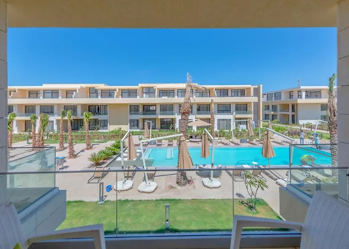 Boho-chic In G-cribs, Pool View