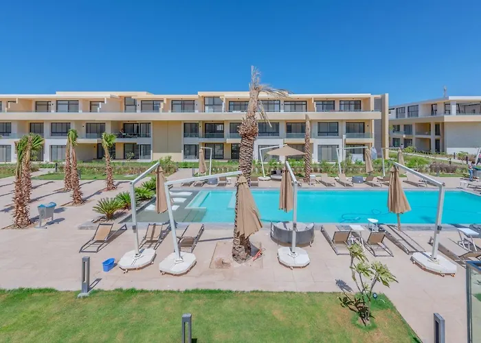 Boho-chic In G-cribs, Pool View Apartment *